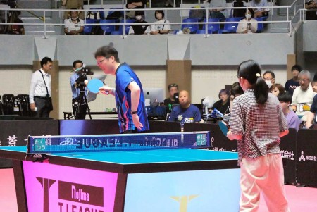 挑戦者求む！リベッツホームマッチ直前に試合前に開幕戦のメインコートでTリーグ選手、監督と対決！